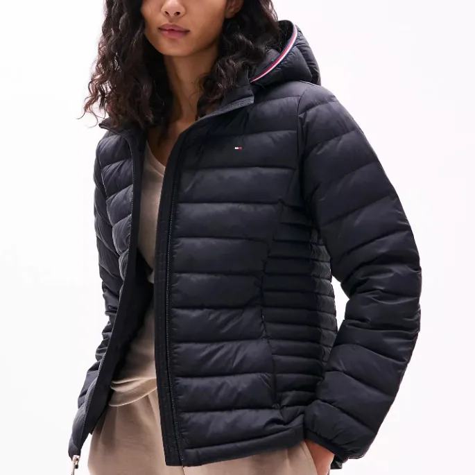 Tommy Hilfiger 经典徽标连帽羽绒服