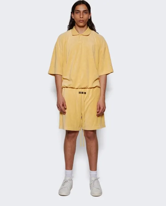 FEAR OF GOD ESSENTIALS 短袖 Polo 衫 浅托斯卡纳黄色