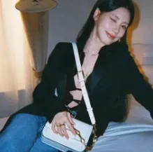 赵美延同款！Jimmy Choo 白色斜挎小方包