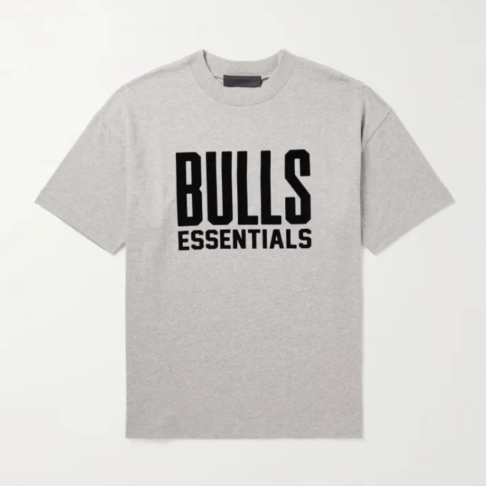 FEAR OF GOD ESSENTIALS x NBA BULLS 公牛队灰色徽标T恤