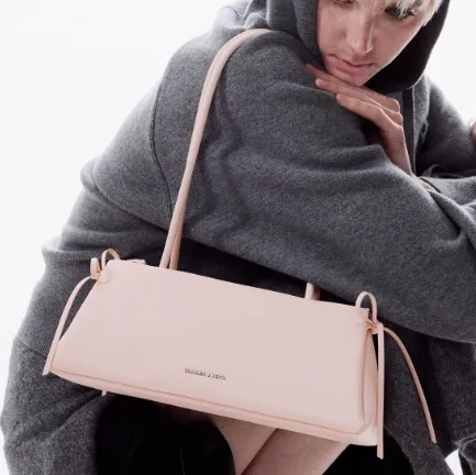 Charles & Keith 蝴蝶结法棍包