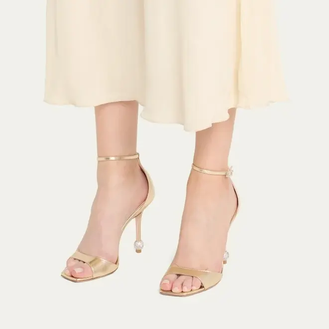 Bergdorf Goodman：探索精选的热门时尚女鞋 选购 THE ROW、Roger Vivier、Chloe
