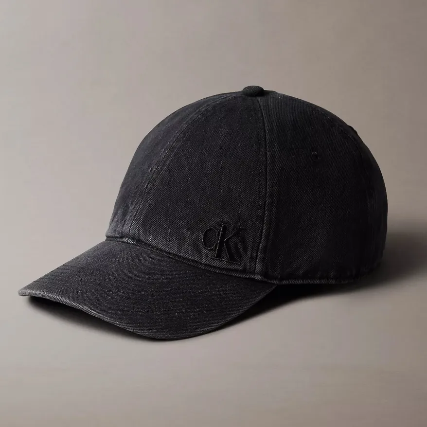 满$100减$25！Calvin Klein 黑色水洗牛仔徽标棒球帽