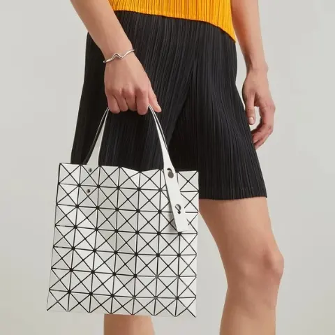 SSENSE：三宅一生美包热卖 浅灰大号托特包$321 Miyake  Beyond 新款风琴包$268
