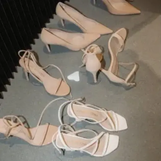 Saks OFF 5th：清仓大促！SW一字带凉鞋$66