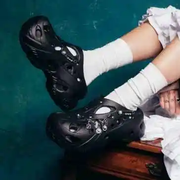 Crocs UK：洞洞鞋热卖 选购云朵、鲸鱼、经典款等