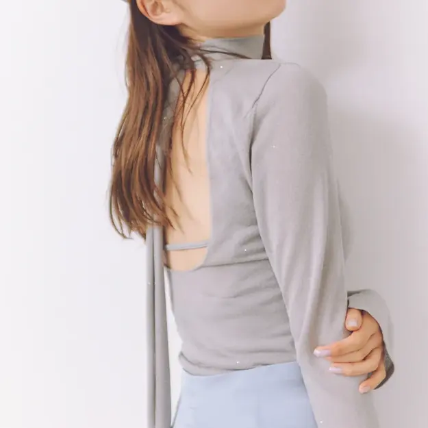 Snidel 露背长袖高领上衣