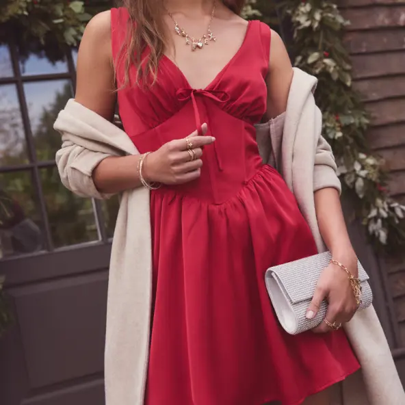 Francesca's Helena 缎面V领红裙