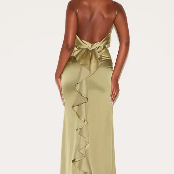 PrettyLittleThing 鼠尾草绿缎面褶皱荷叶边露背长裙