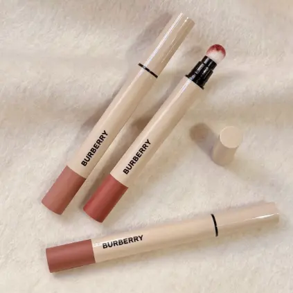新品！Burberry 羊绒唇膏笔