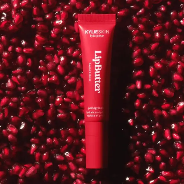Kylie Cosmetics：黄油润唇蜜新色号上线！新款石榴红 清澈透亮