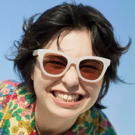 JiNS：春日焕新镜 轻装上阵，型走春光