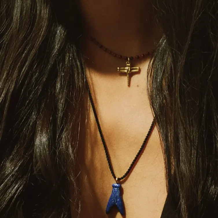 Pamela Love：穿搭配饰热卖 莲花耳环$535、蜻蜓吊坠$330