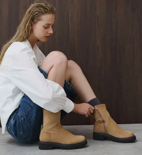 Charles & Keith Devan 麂皮中筒靴