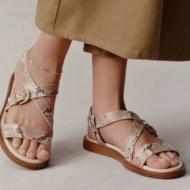 Cole Haan：凉鞋大促！女士 Kami 搭扣凉鞋$89
