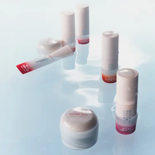 Kylie Cosmetics：新品上线！入手染唇液、云朵唇膏