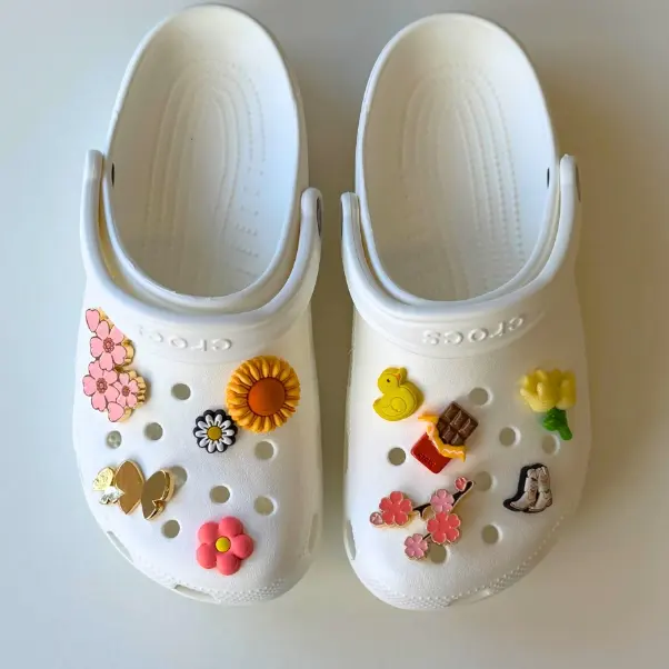 Crocs UK 英国官网：洞洞鞋大促 折扣区热卖 多款鞋花上新