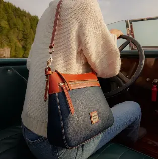 Dooney & Bourke 鹅卵石纹斜挎包 25