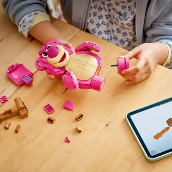 Disney Store X Lego 积木拼搭上新！弹吉他草裙史迪奇积木套装$69