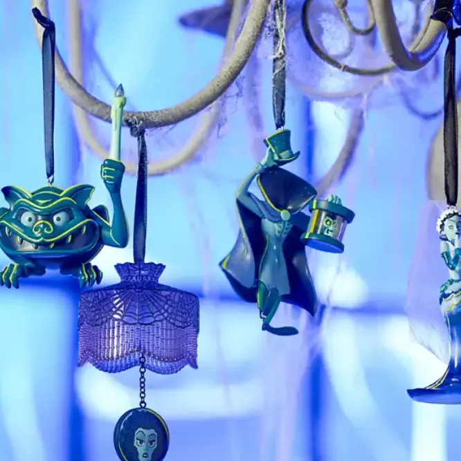 Disney Store：节日挂饰系列上新！手绘故事书吊饰、发光音乐款、周年珍藏款等