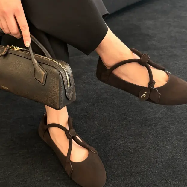 秋冬氛围感！ALAIA 巧克力棕芭蕾舞鞋