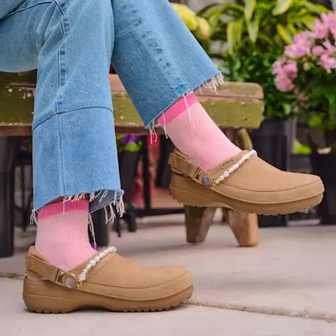 樊振东类似款！Crocs 美拉德复古麂皮洞洞鞋