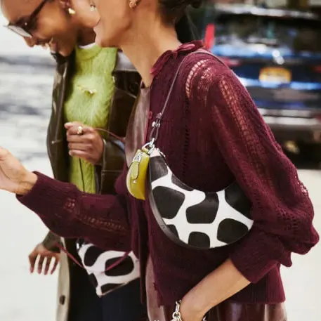 Kate Spade：秋季上新热卖 封面款长颈鹿纹 Duo 背包$228