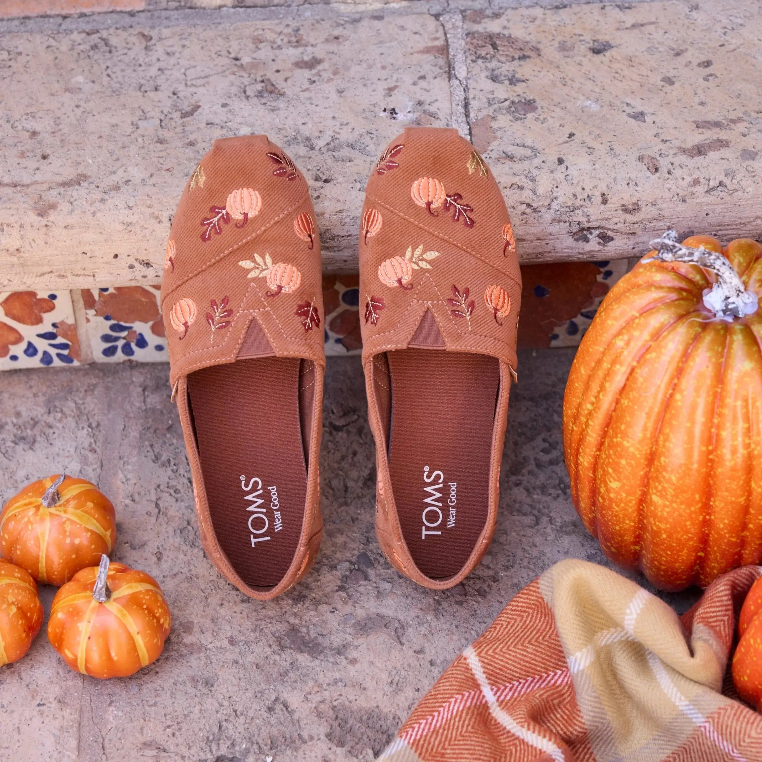 TOMS Shoes：一脚蹬闪促！入手灯芯绒南瓜刺绣女鞋