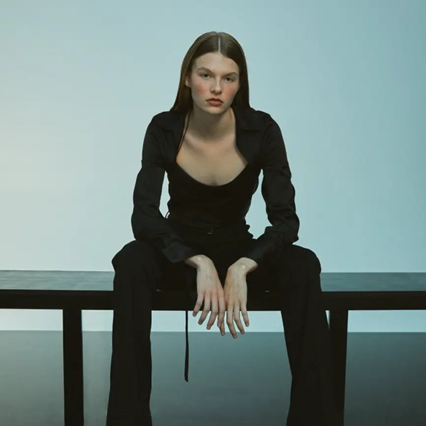 Helmut Lang: 春夏潮系辣妹穿搭！get 明星同款