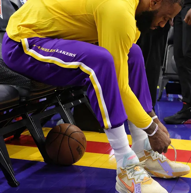 Eastbay：Lebron James 运动装备折扣专区