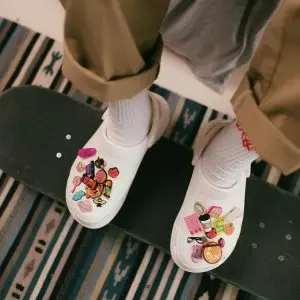 Crocs us：纪念日大促 拖鞋$16 成人扎染款洞洞鞋$26 收萌趣鞋扣