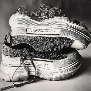24S：Alexander McQueen 麦昆全场大促 入手小白鞋、Tread厚底鞋、Curve包