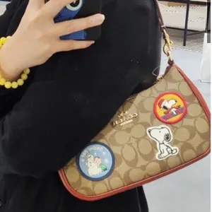 Coach X Peanuts Teri史努比印花腋下包