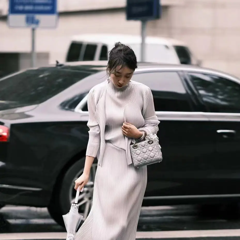 SSENSE：PLEATS PLEASE ISSEY MIYAKE 三宅一生服饰低至7.5折 深灰褶皱短袖￥1482