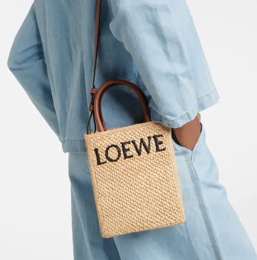 度假风单品！LOEWE 拉菲草托特包