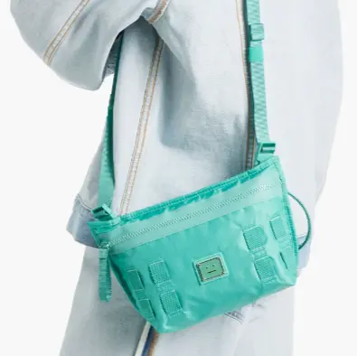 容量可观！Acne Studios 尼龙薄荷绿囧脸小包