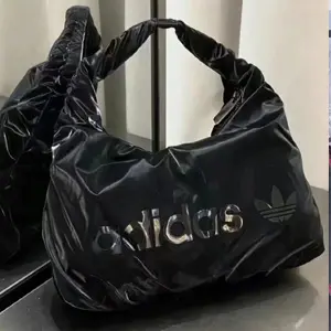 adidas Originals 黑色云朵包