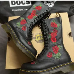 DR. MARTENS Vonda Lace-Up 玫瑰刺绣14孔马丁靴