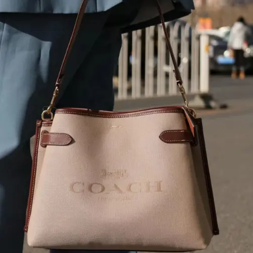 Coach Outlet：4月新品预览！帆布拼牛皮 VS 母亲节花卉系列