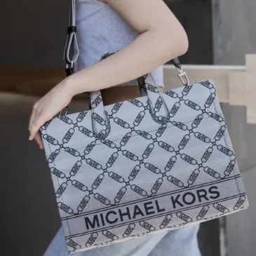 白鹿同款上新！Michael Kors Gigi 大号 Empire 标志提花托特包