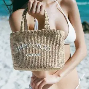 Jimmy Choo：夏日海边度假风鞋包热卖 封面编织托特包$650