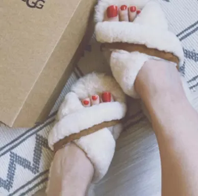 UGG Scuffita cross 女款毛绒拖鞋