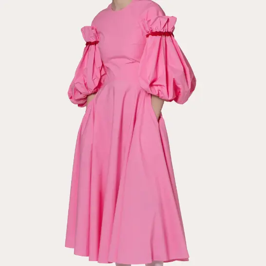 营造多巴胺穿搭！Roksanda Enala 超大泡泡袖经典荷叶边连衣裙