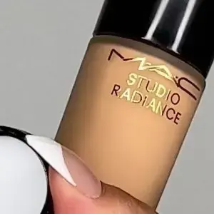 上新！MAC 魅可 新款聚光瓶粉底液 色号全