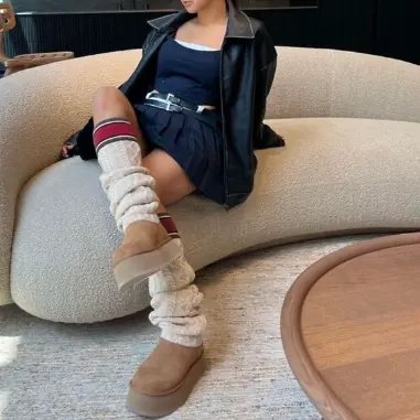 UGG：秋季上新 封面厚底袜套款$280