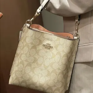 多色可入！Coach 蔻驰 Mollie 22 老花水桶包