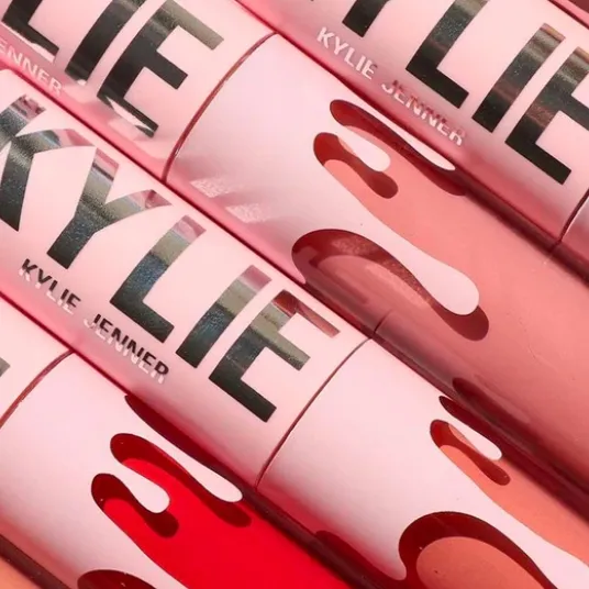 Kylie Cosmetics：彩妆套装超划算 入腮红、粉底、唇膏等