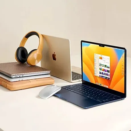 Apple MacBook Air 13 英寸 M2 256GB 笔记本电脑套装，带鼠标包和夹式外壳