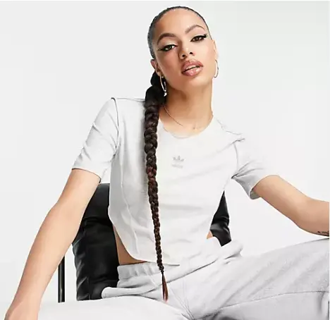  adidas Originals Luxe Lounge 浅灰色短款 T 恤