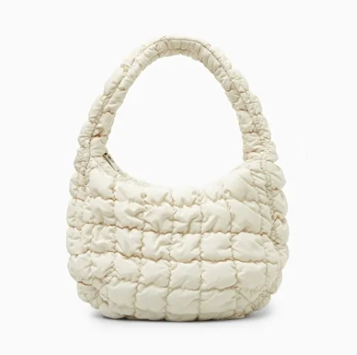 多色可入！COS QUILTED 迷你云朵包